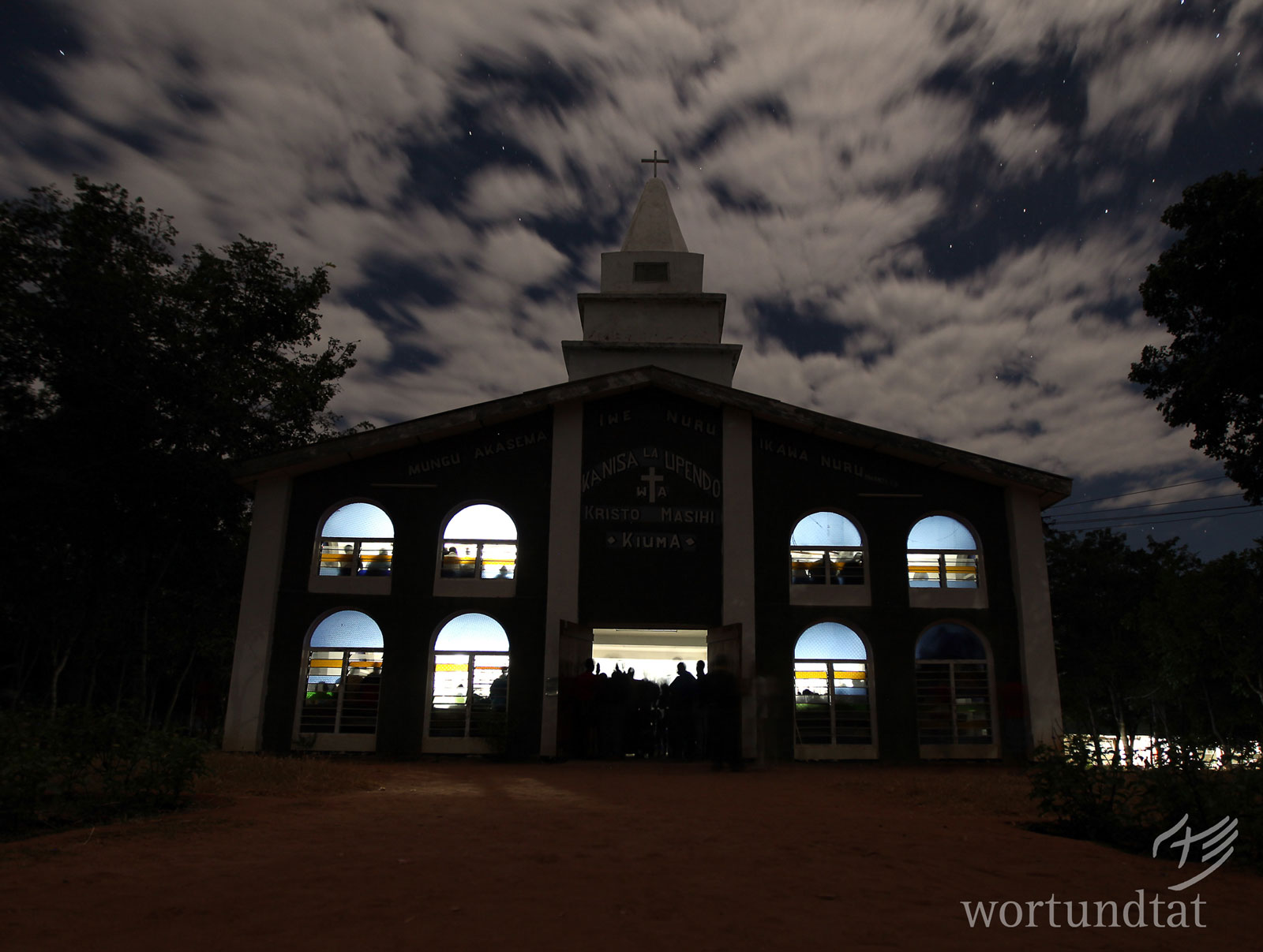Church-in-Kiuma_wortundtat_Tanzania_congregational-life Ein Tisch mit Lebensmitteln, Menschen, die Schlange stehen