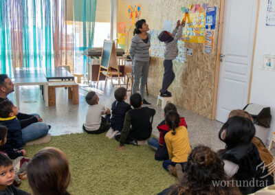 Vorschulkinder lernen zusammen Farben zu benennen